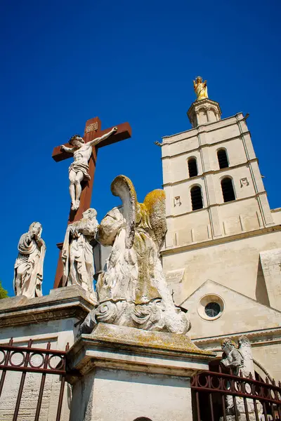  Burası Provence 'deki eski kasaba Avignon şehri.