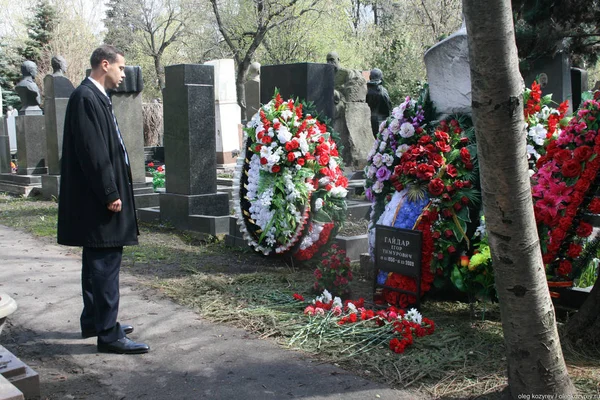 O político Vladimir Milov na sepultura de Yegor Gaidar — Fotografia de Stock
