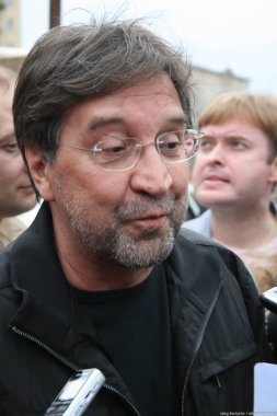 Khimki orman savunma mitingde kişilere sanatçı Yuri Shevchuk konuşuyor