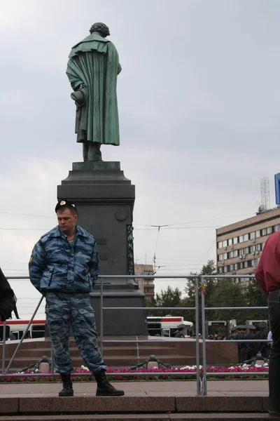 正体不明の警察官とプーシキン記念碑 — ストック写真