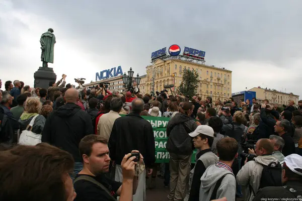 Musikkritiker Artemy Troitsky talar vid ett rally i försvar av Khimki skog — Stockfoto