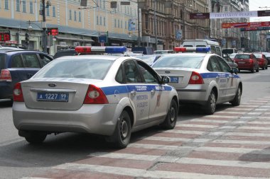 Polis arabaları Moskova sokaklarında