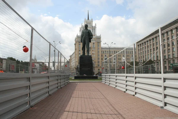 The monument to Mayakovsky on the triumphal square in Moscow, under construction — Stock Photo, Image