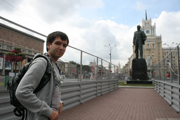 Лидер оппозиции Олег Козловский у памятника Маяковскому в Москве — стоковое фото