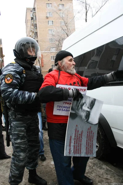 機動隊は、ロシアの反対活動家を拘束します。 — ストック写真