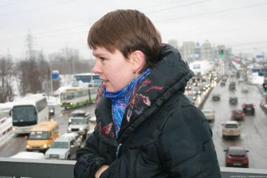 Politikacı Yevgeniya Chirikova gazetecilere alternatif otoyol Khimki orman yan yol gösterir.