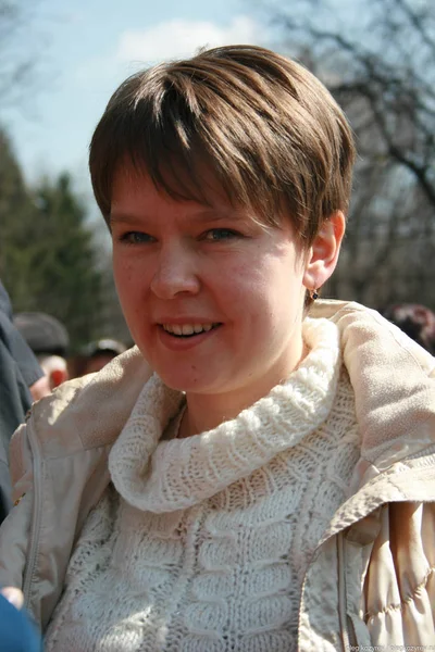 俄罗斯莫斯科地区希姆基 2011年4月23日 生态学家伊芙吉尼娅 Chirikova 在希姆基森林捍卫者会议上 希姆基森林的捍卫者反对砍伐树木 — 图库照片