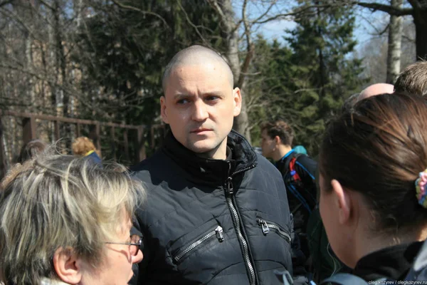 Политик Сергей Удальцов на встрече защитников Химкинского леса — стоковое фото