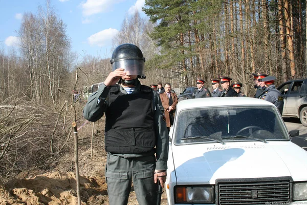 Policía rusa sobre la protesta de los ecologistas en el bosque de Khimki —  Fotos de Stock