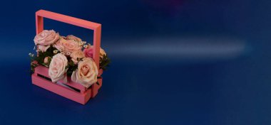 Kartpostal şablonu, kopyala Boşluk - mavi arkaplanda pembe güllerle dolu bir sepet