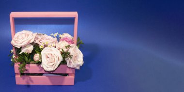 Kartpostal şablonu, kopya spesiyalleri mavi arka planda pembe güller.