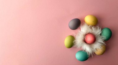 Şablon tebrik kartı, tatil için yer kopyala Paskalya yumurtaları pembe arka planda.