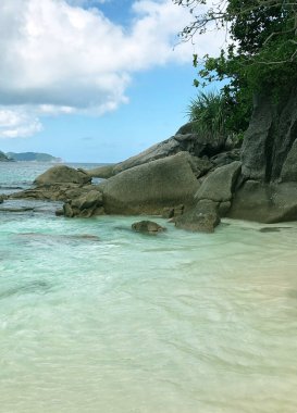 Tayland 'daki Similan Adaları' nda okyanus ve plaj fotoğrafları.