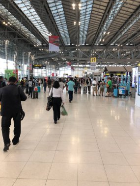 Bangkok, Tayland - 10 Şubat 2020: Bangkok Suvarnabhumi Havaalanı, havaalanındaki insanlar, Coronavirus.