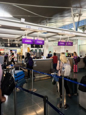 Bangkok, Tayland - 16 Şubat 2020: Phuket havaalanı, havaalanındaki insanlar, Coronavirus.