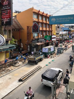 Bangkok, Tayland - 10 Şubat 2020: Bangkok, Tayland 'da Khao San Yolu, sokak tamiri, boruların değiştirilmesi