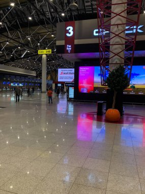 Moskova, Rusya - 2 Mart 2020: Moskova 'daki Sheremetyevo Havaalanı, havaalanı, B Terminali, kalkış alanı