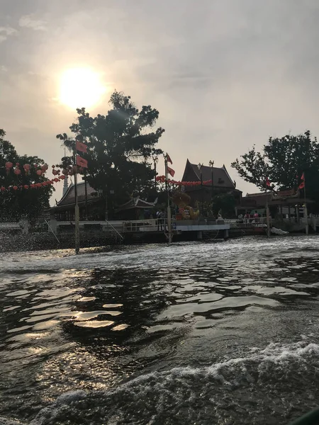 バンコク 2020年2月9日 観光客の目を通して市内のチャオプラヤー川からの眺め — ストック写真