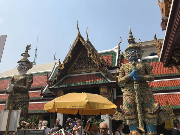 泰国曼谷 2020年2月10日 泰国曼谷的大殿 皇家宫殿和寺庙建筑群 许多游客 — 图库照片