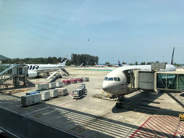 Bangkok, Tayland - 2 Mart 2020: Phuket havaalanı, havaalanındaki insanlar, Coronavirus.