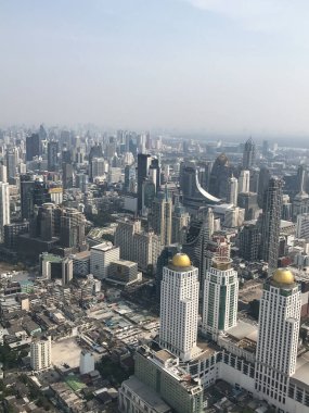 Bangkok, Tayland - 9 Şubat 2020: Tayland 'ın Bangkok şehrinin manzarası, tepesi, gökdelenler