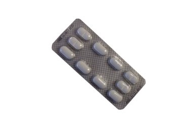 Tabletler, beyaz arka plana kazınmış ilaçlar, izole edilmiş.