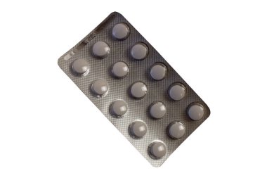 Tabletler, beyaz arka plana kazınmış ilaçlar, izole edilmiş.
