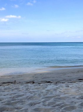 Bang Tao Sahili Tayland 'da okyanus kıyısında