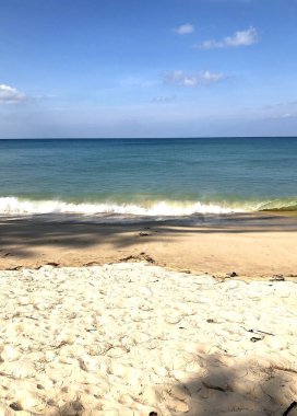 Bang Tao Sahili Tayland 'da okyanus kıyısında