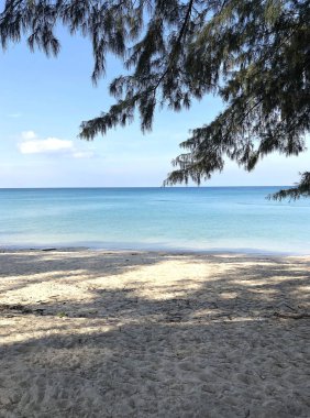 Bang Tao Sahili Tayland 'da okyanus kıyısında