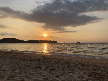 Okyanusta gün batımı Phuket adasında