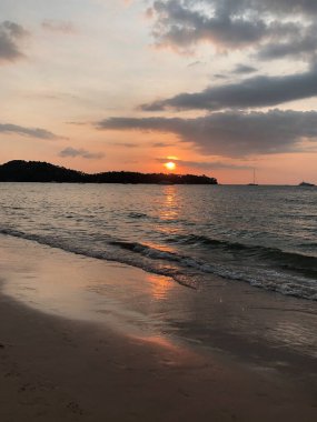 Okyanusta gün batımı Phuket adasında
