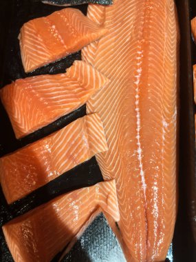 Süpermarketteki taze balığın fotoğrafı.