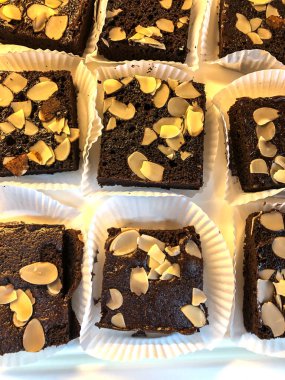 Süpermarketteki taze hamur işlerinin fotoğrafı.