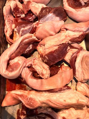 süpermarket raflarında taze domuz eti.