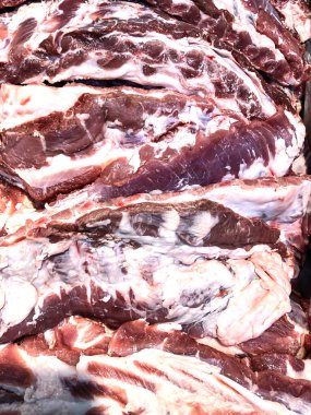 süpermarket raflarında taze domuz eti.