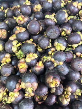 Süpermarketin tezgahında tropikal mangosteen meyvesi