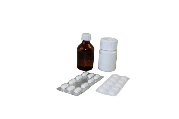 Fotoğraf kesme tabletleri, beyaz arka planda uyuşturucu, izole edilmiş.