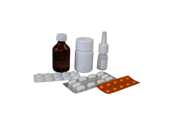 Fotoğraf kesme tabletleri, beyaz arka planda uyuşturucu, izole edilmiş.