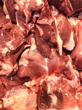 süpermarket raflarında taze domuz eti.