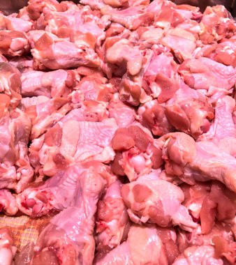 Süpermarkette taze tavuk fotoğrafı.