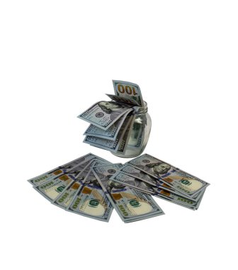 Krizin sembolü olan cam kavanozdaki beyaz arka plandaki dolarlara izole edilmiş satış, servet, istifçilik.