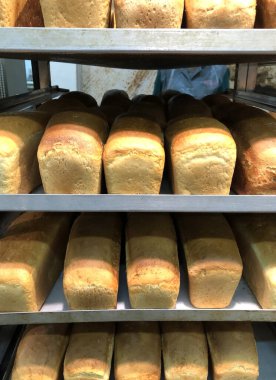 Ekmek fotoğrafı süpermarkette sergileniyor.