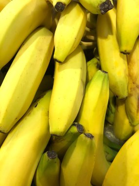 Süpermarkette bir sürü muz var.