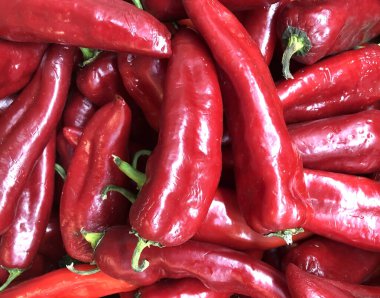 Süpermarkette bir sürü acı biber fotoğrafı var.