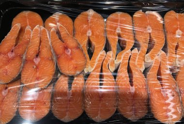 Süpermarkette bir sürü taze balık var.