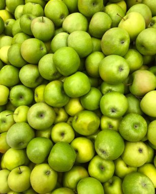 Süpermarkette bir sürü elma var.