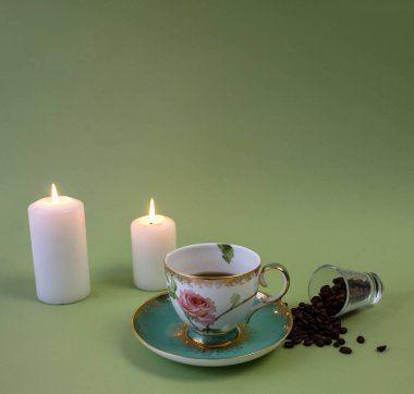Kahve, çiçekler, şam fıstığı arkaplanındaki mumlar ev sıcaklığının, samimiyetin, güzelliğin ve harika bir sabahın sembolü.