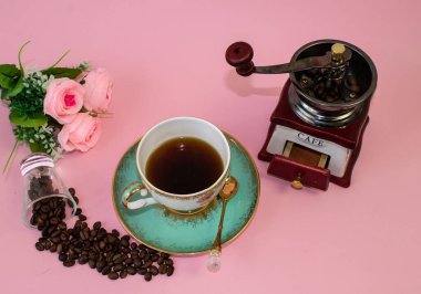 Evin sıcaklığının ve rahatlığının sembolü olarak bir fincan kahveyi antika bardakta hayal et.