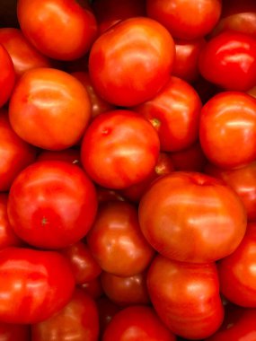 Süpermarkette bir sürü domates var.